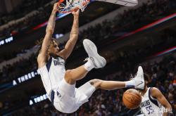 开云体育下载-包含独行侠新星自序列连续得分，球队士气高涨的词条