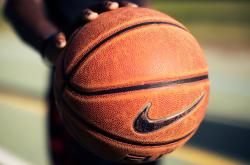 开云体育在线-赛道上的魔法，哈利伯顿点燃F1年度争冠之夜