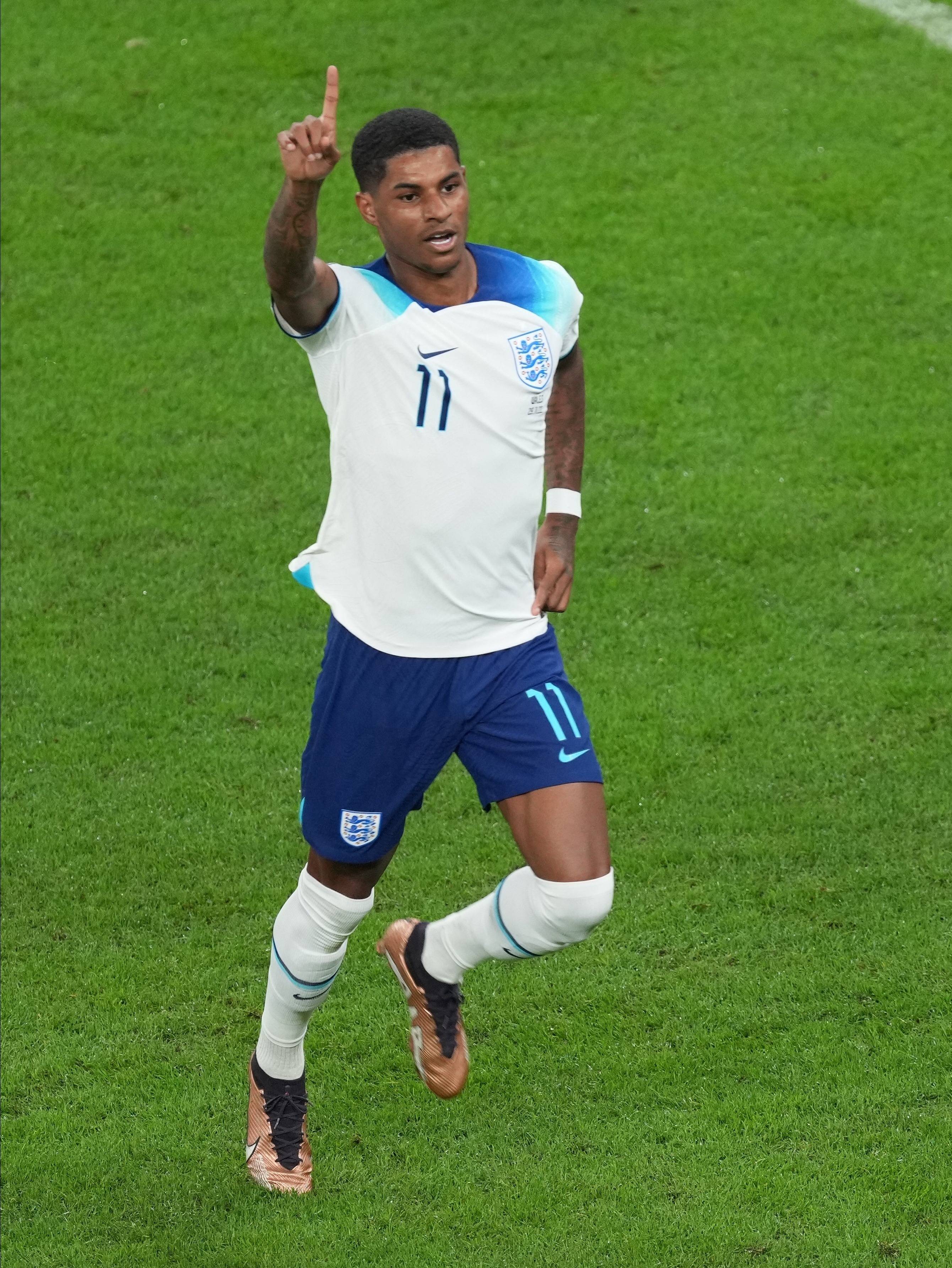 英格兰运动员展示出色球艺技能