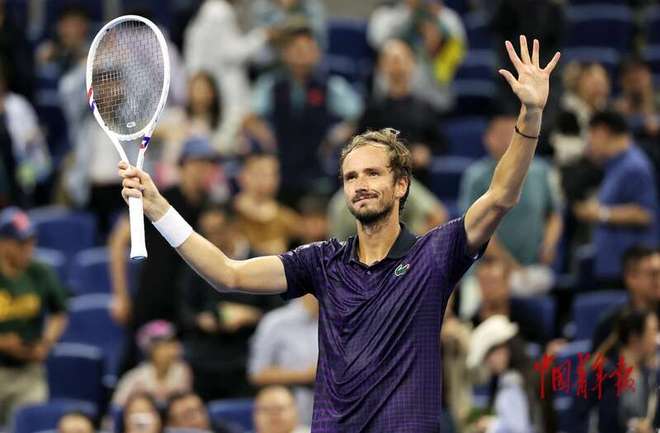 西班牙网球队逆转意大利网球队，梅德韦杰夫绝境逆转的简单介绍