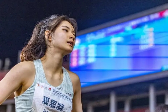 田径选手以惊人速度夺得女子百米冠军
