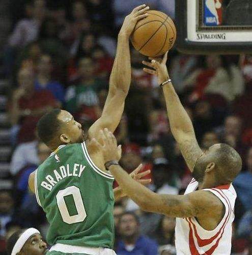 绿军遭到活塞的突袭,失去联盟第二 绿军遭到活塞的突袭,失去联盟第二