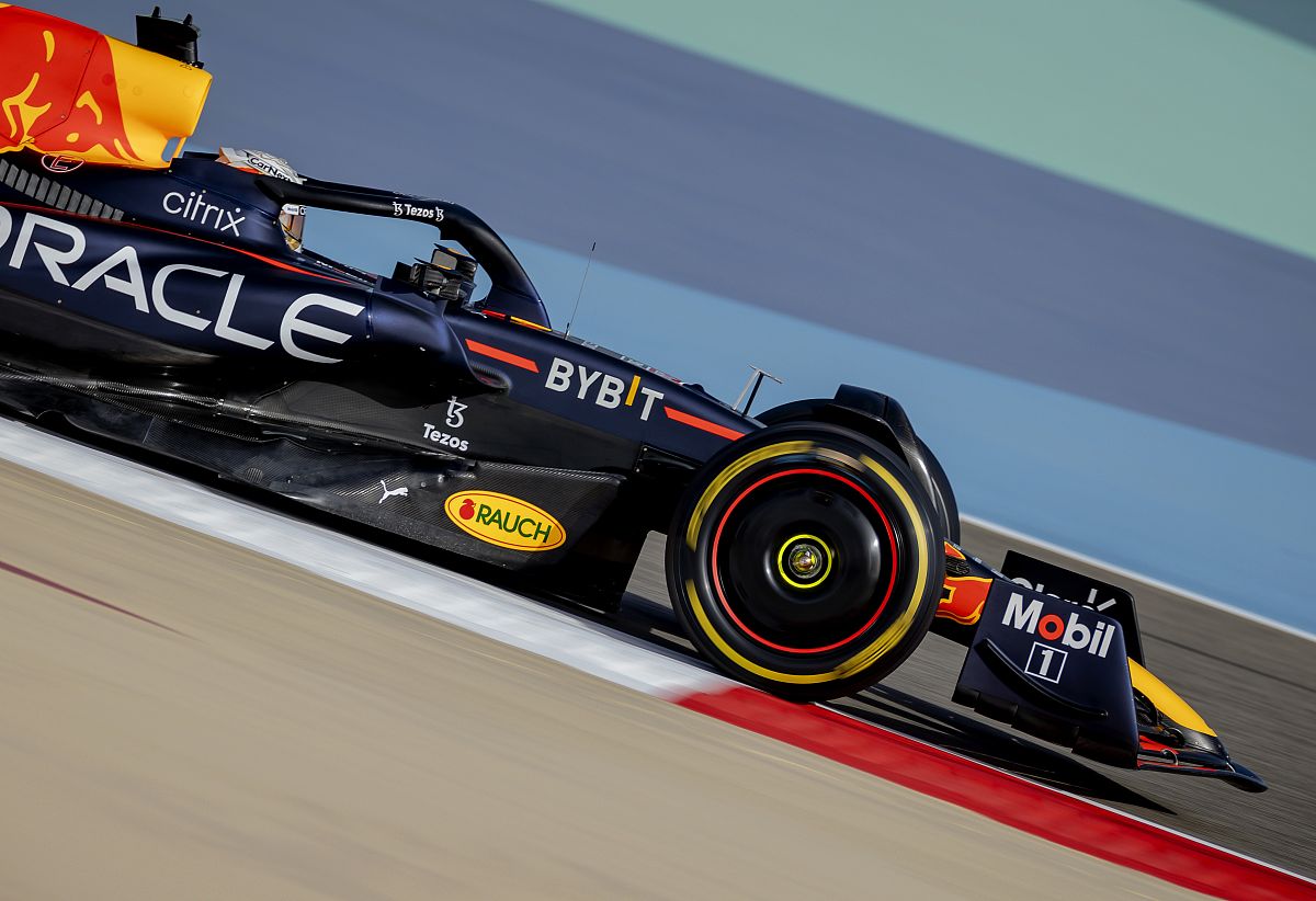 包含迈凯伦轻取哈斯车队，皮亚斯特里高光表现的词条