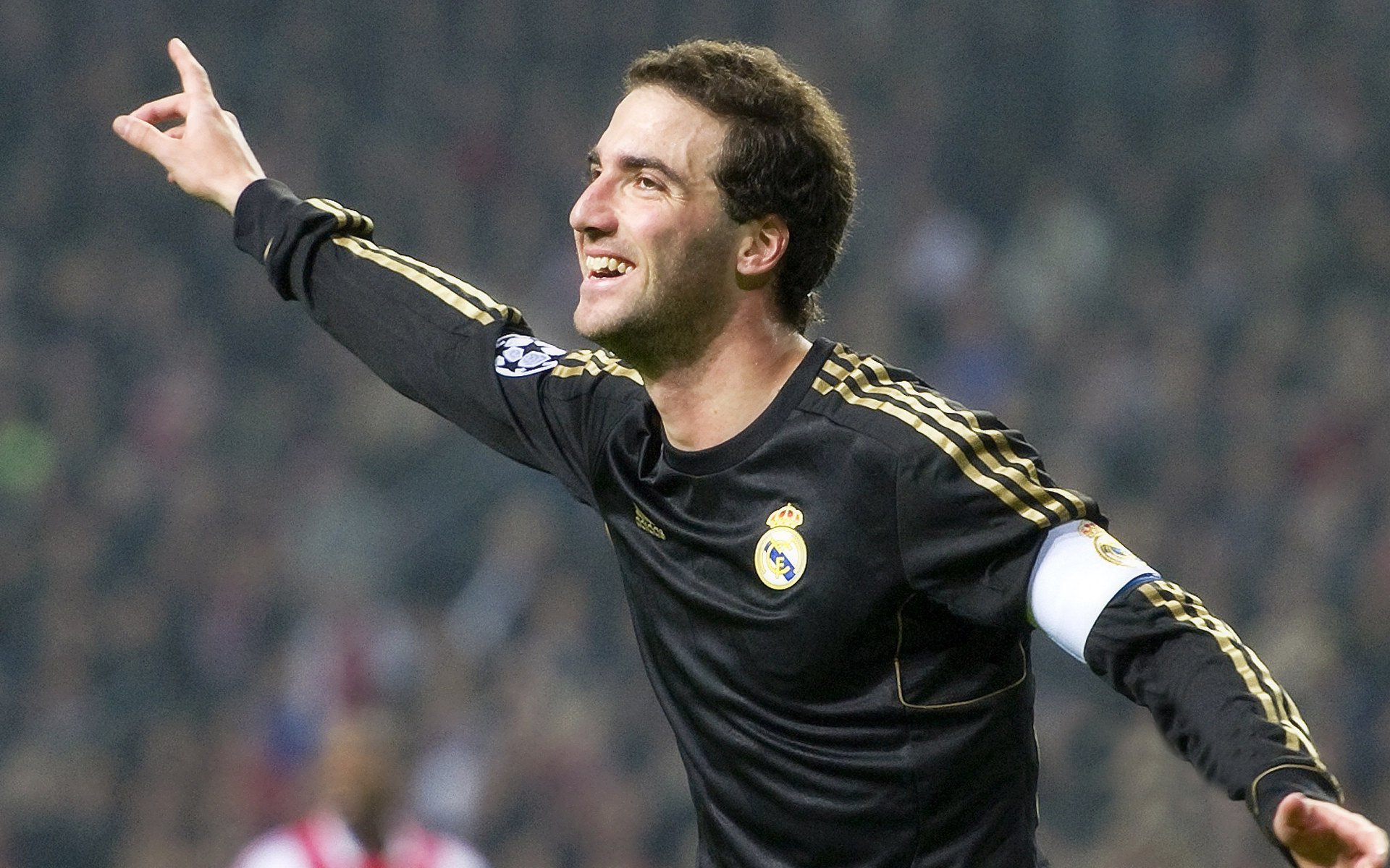 赛道与绿茵的奇妙交响，基耶萨在F1揭幕战之夜的攻防统治