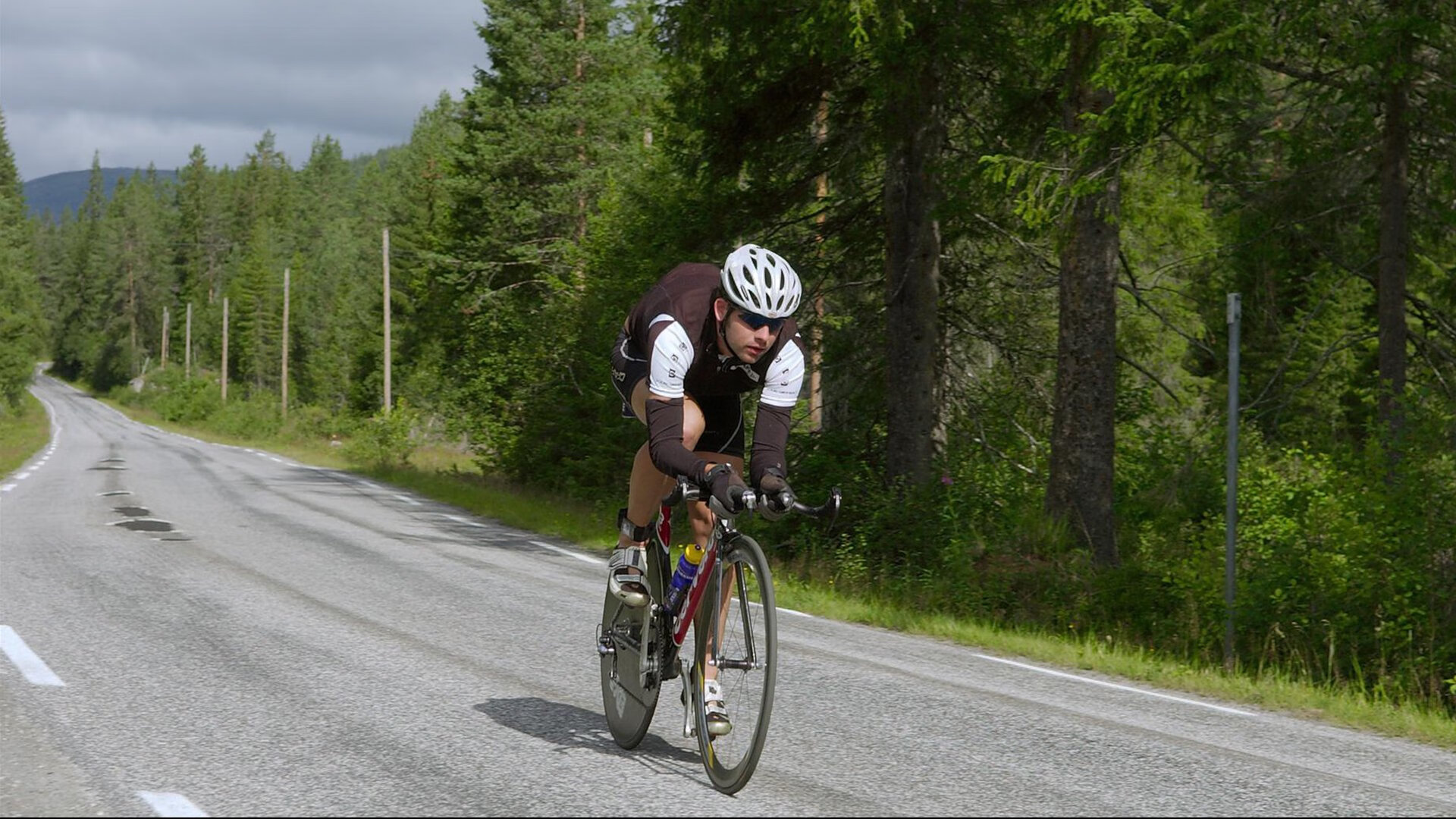当足球与赛车在奇迹之夜交汇，埃及碾压AC米兰，努涅斯在F1街道赛接管比赛