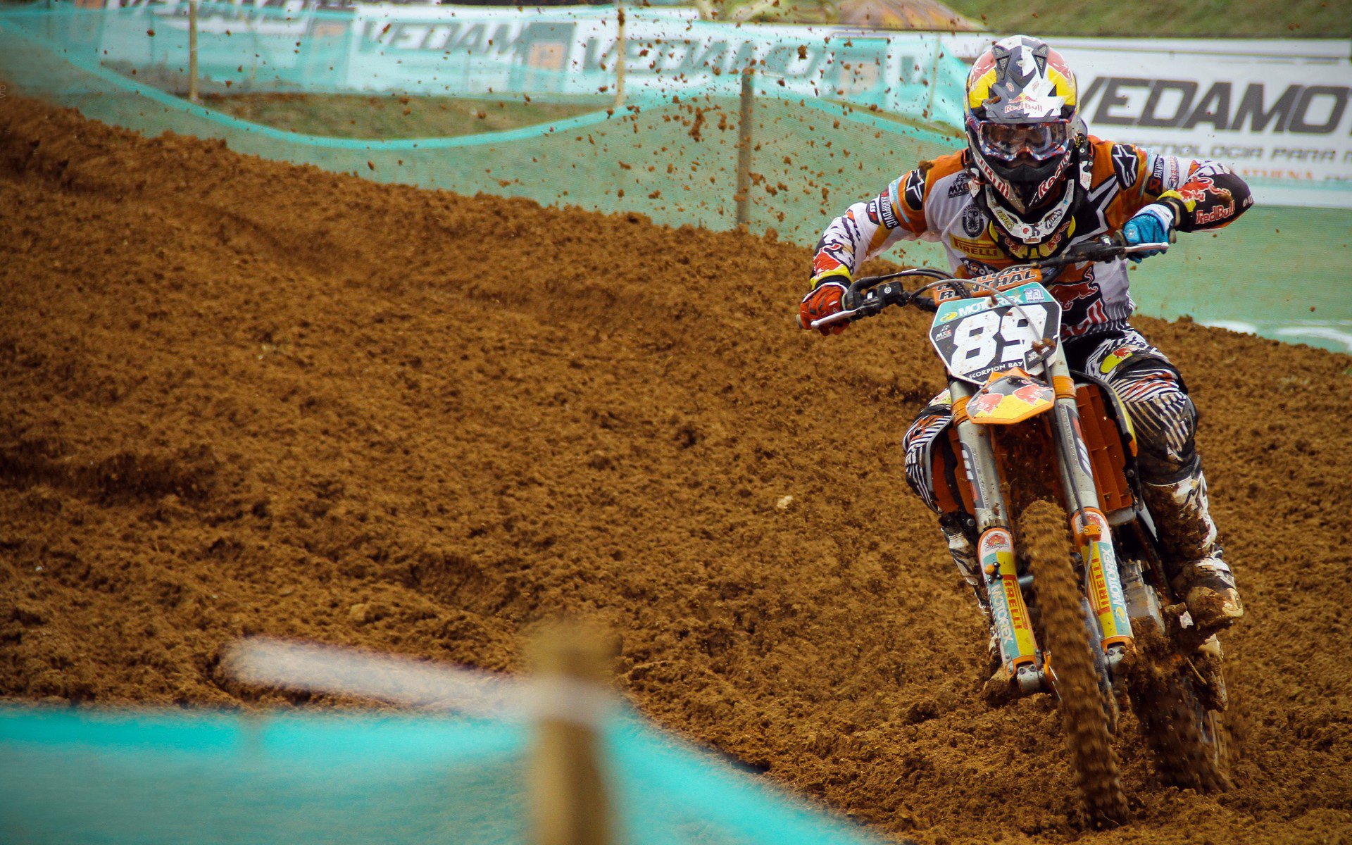 索伯车队绝杀哈斯车队，佩雷兹关键制胜，诠释团队与勇气的胜利